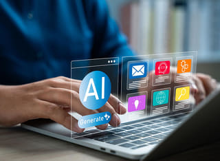 Principiante en criptoactivos familiarizándose con fundamentos de negociación automática mediante inteligencia artificial