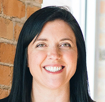 Retrato de Sophie Hartwell como responsable del equipo de servicio de atención al cliente
